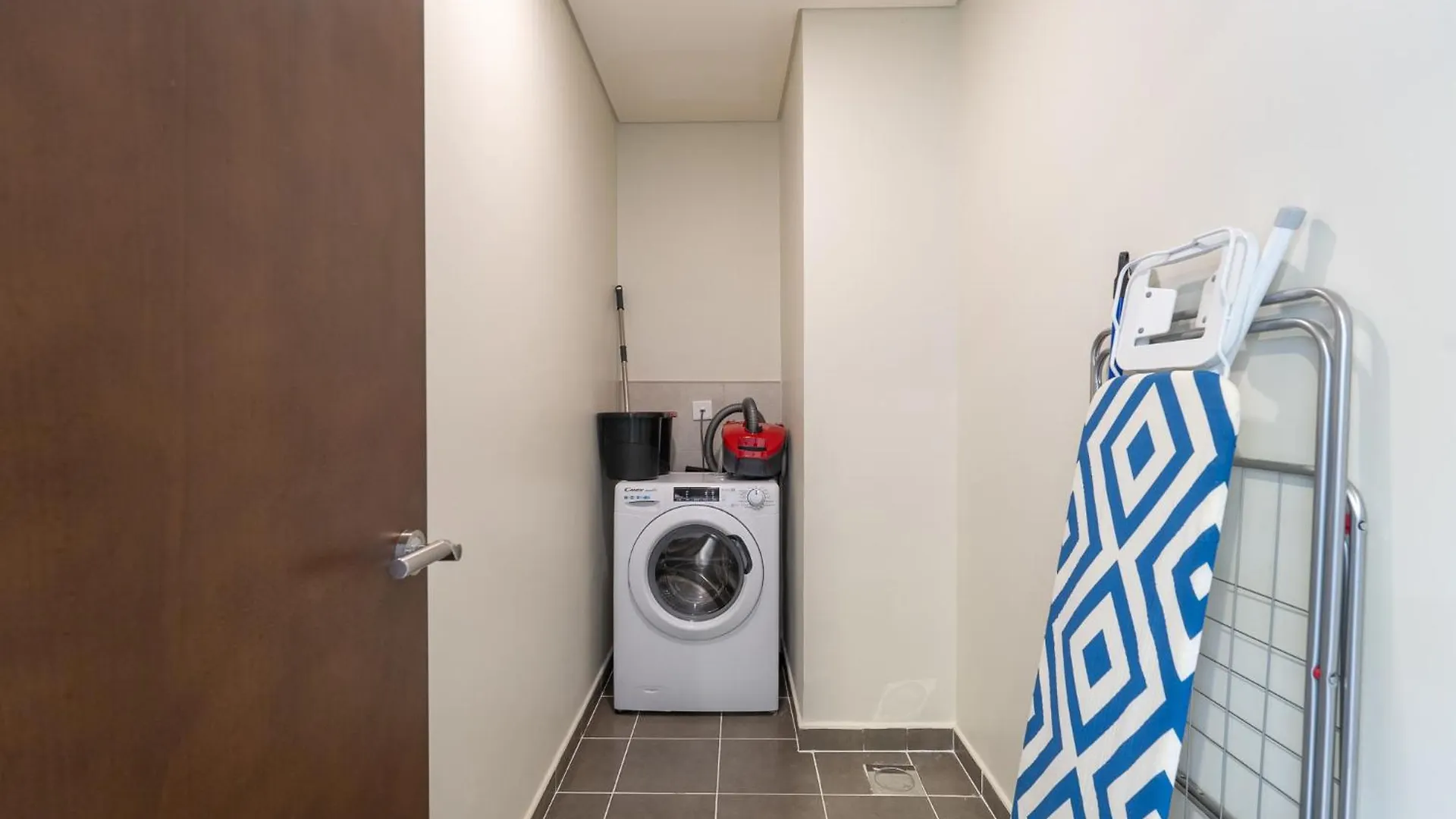 Stunning Burj View - Cozy 2Br - 5 Min Dubai Mall Apartment