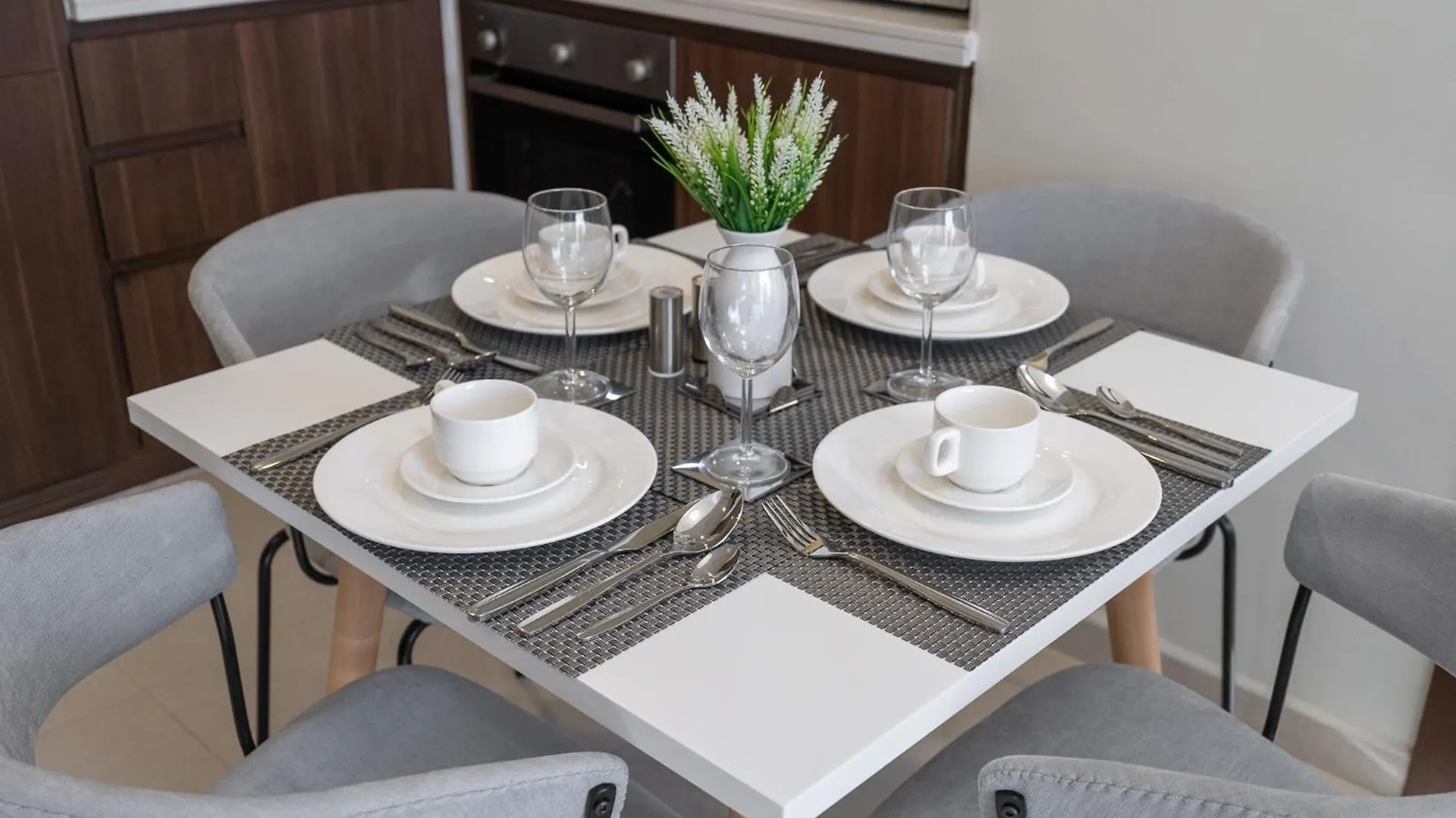 Stunning Burj View - Cozy 2Br - 5 Min Dubai Mall Apartment